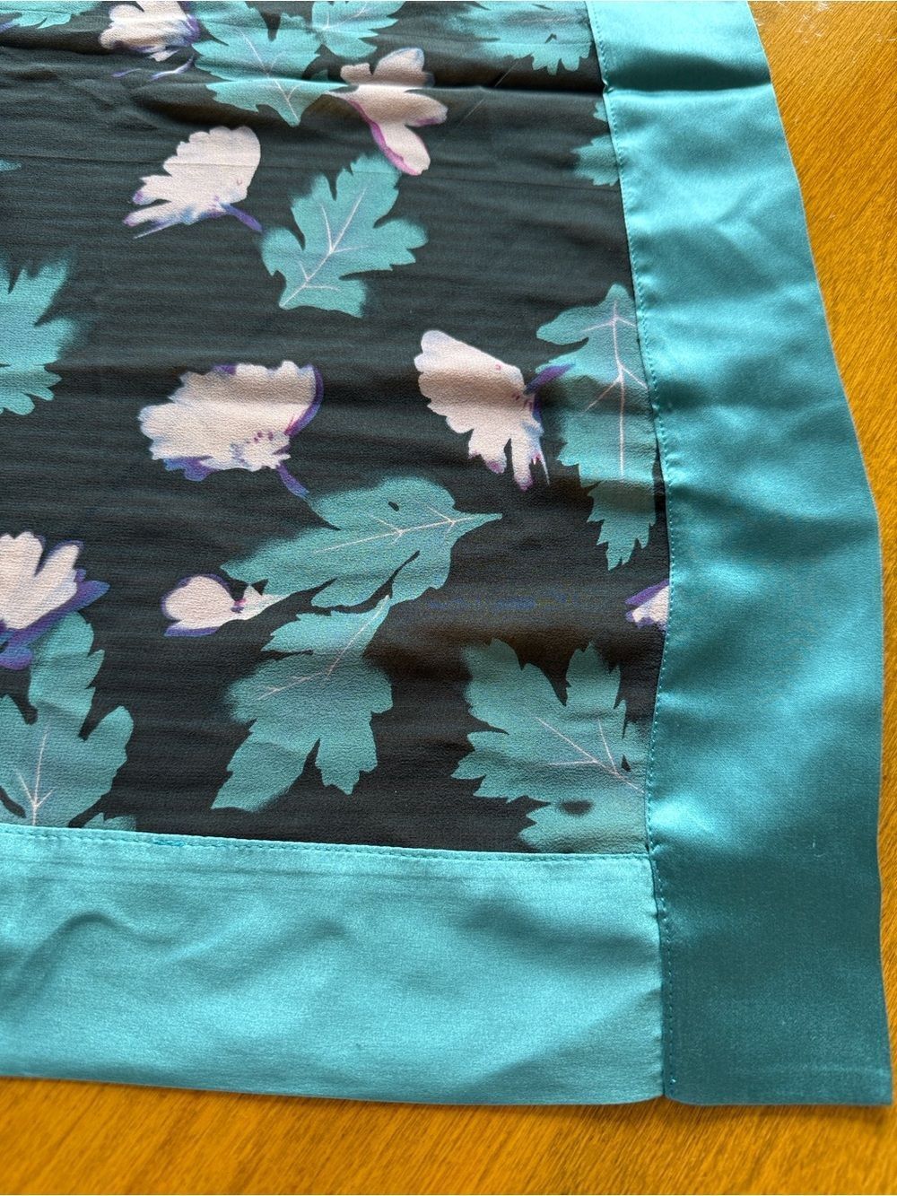 Doncaster silk wrap - Picture 2 of 3
